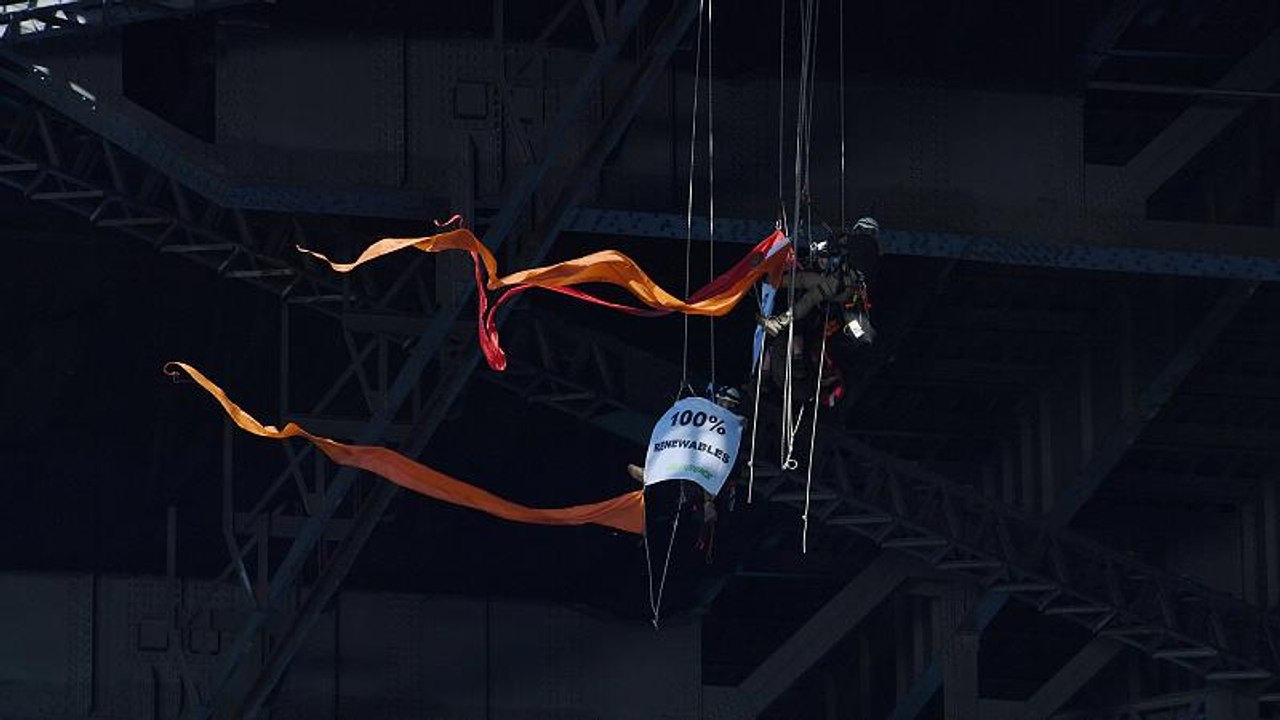 Sydney: Umweltschützer sorgen mit Abseilaktion für Aufsehen