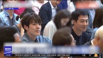 [투데이 연예톡톡] '비인두암' 김우빈, 절친 조인성과 포착