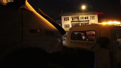 Edirne Göçmenleri Taşıyan Minibüs Direğe Çarptı 12 Yaralı