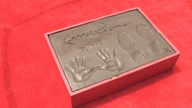 Keanu Reeves inmortaliza sus huellas y firma en Hollywood