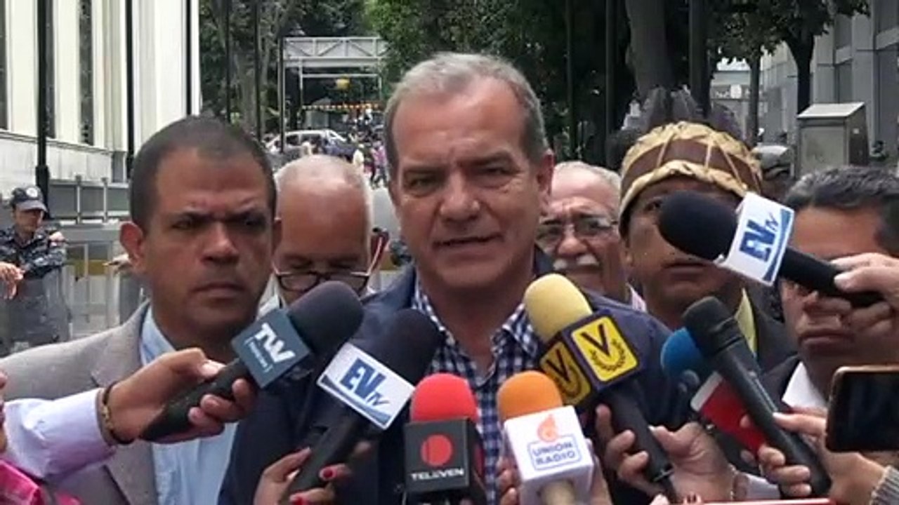 Diputados opositores denuncian que militares bloquean parlamento venezolano