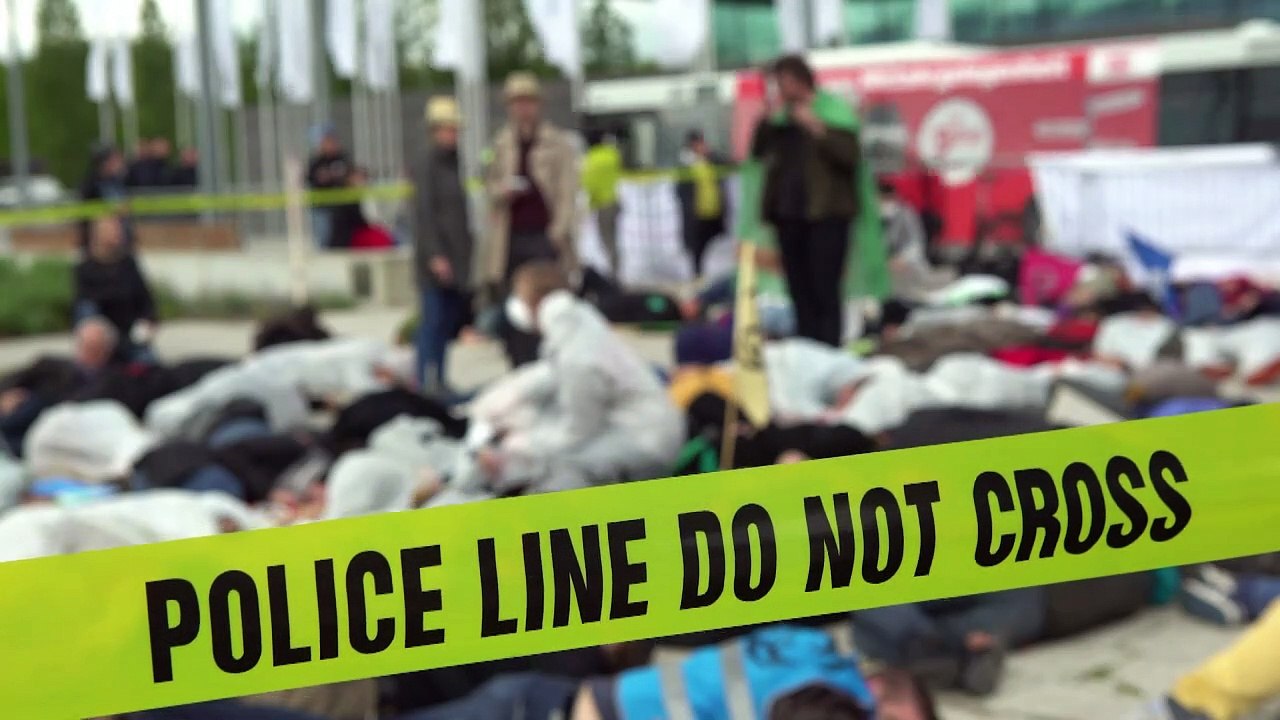 "VW tötet": Protest bei Hauptversammlung in Berlin