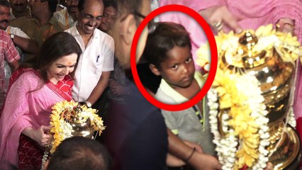 Nita Ambani gives IPL trophy to little boy; Watch Video | FilmiBeat