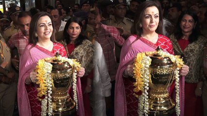 Nita Ambani with IPL winning trophy at Siddhivinayak Temple; Watch Video | FilmiBeat