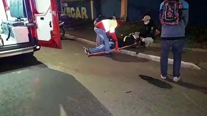 Homem de 41 anos sofre queda de moto na Rua Ipanema