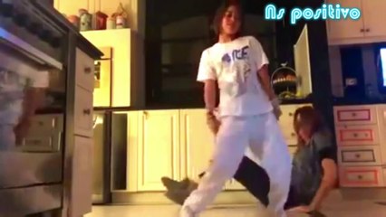 verónica lozano bailando La Cobra de Jimena Barón con su hija Antonia