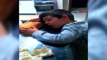 Elazığ Sofrada Ekmekle Uyuklayan Çocuk, İlgi Odağı Oldu