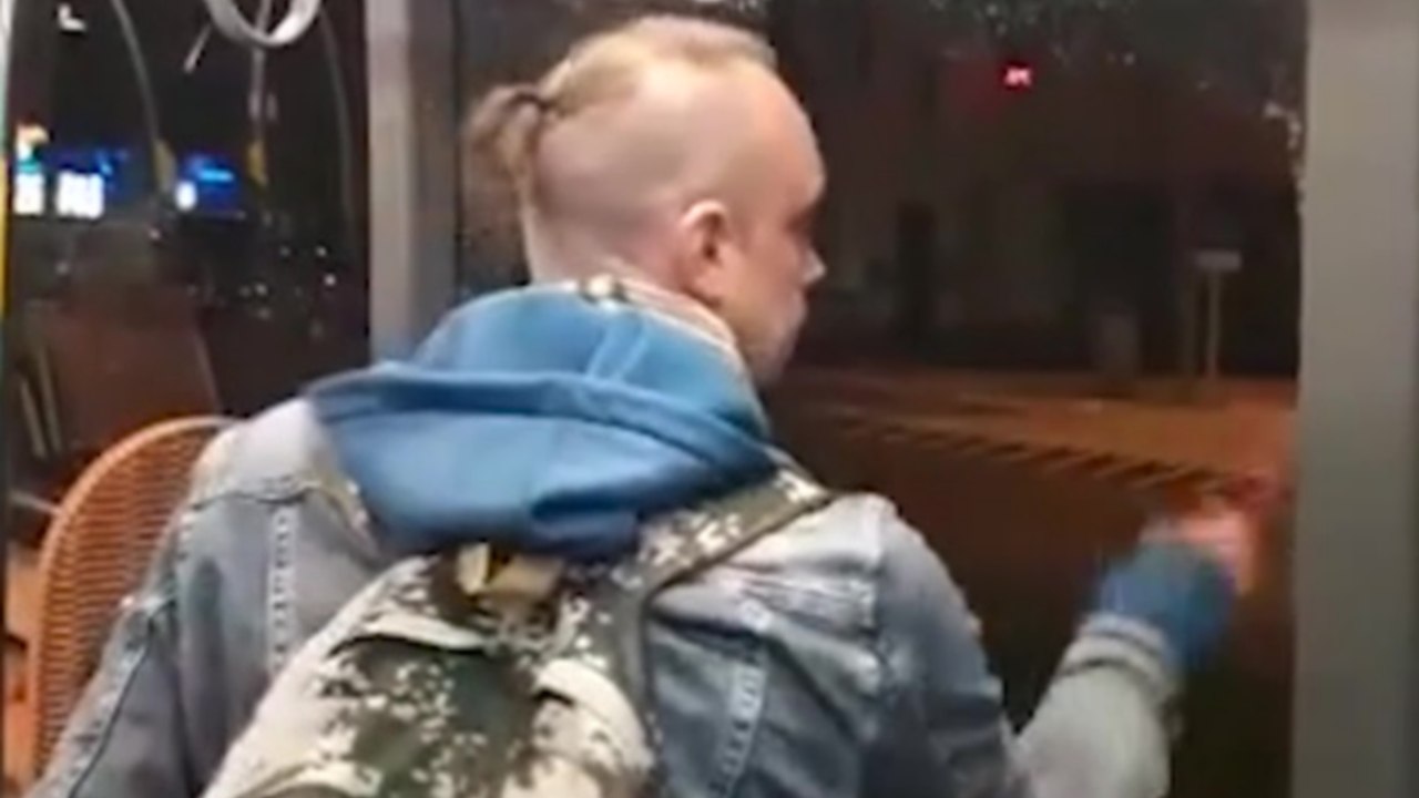 Un homme brise la vitre d'un bus et s'enfuit après une altercation avec le chauffeur