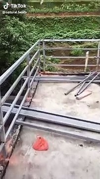 Régis soude une rambarde