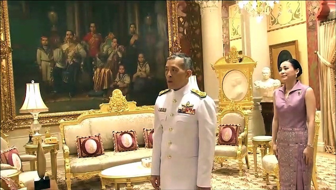 ดูลีลาโชว์ทัษะภาษาอังฤษของพระราชินีนุ้ยต่อหน้าฑูตสิงคโปร์ สมกับเป็นแอร์  สุทิดา ติดใจ พูดเก่งมากกกก จนฑูตพูดด้วยไม่ทัน