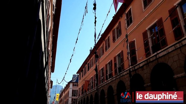 Chambéry : c’est quoi ces guirlandes de soutiens-gorge rue de Boigne ?