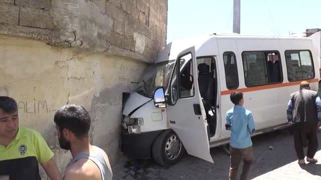 Öğrenci Servisi Evin Duvarına Çarptı