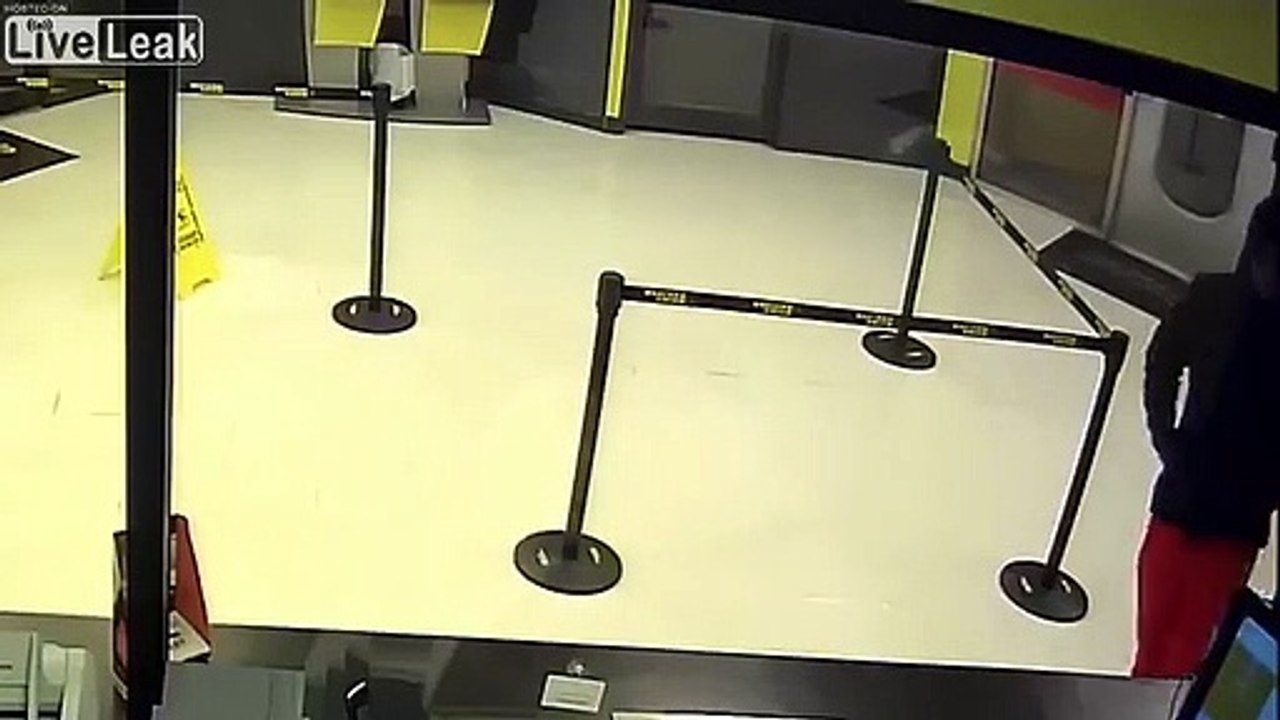 Cet idiot essaye de braquer un banquier derrière une vitre blindée !