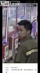 Il se lâche dans une cabine de chant.. occupée par une femme LOL