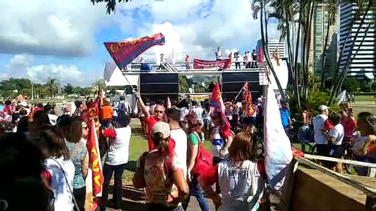 Protesto na Praça do Papa
