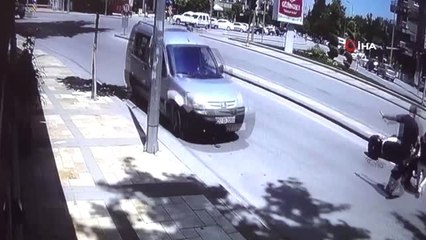 Hızını Alamayan Motosikletli Kadın Otomobilin Altına Böyle Girdi