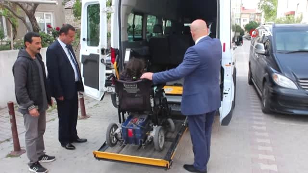 Sosyal Hizmetler İl Müdürlüğü Engelli Eslem'i Unutmadı