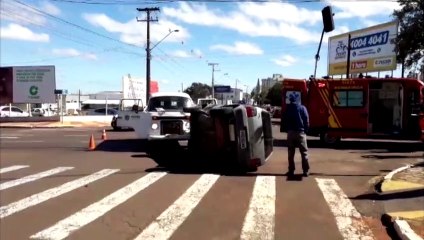 Após colisão com Kombi, veículo Uno tomba