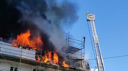 Bruxelles: une toiture de 200 m2 en feu à Woluwe-Saint-Pierre (crédit: Audimat Productions)