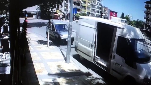 Motosikletin hafif ticari araca çarpma anı güvenlik kamerasında - DENİZLİ