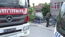 İstanbul- Başakşehir'de Vinç, Çarptığı Otomobille Bahçeye Düştü