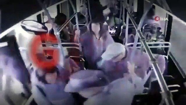 Kadın yaşlı adamı otobüsten iterek öldürdü
