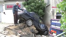 İstanbul- Başakşehir'de Vinç, Çarptığı Otomobille Bahçeye Düştü 2