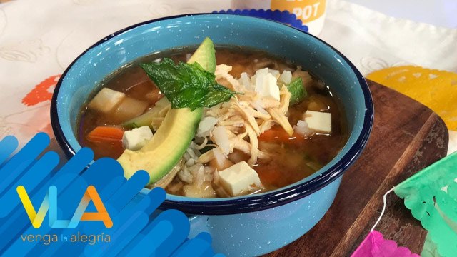 ¡El chef Mariano nos trae la riquísima receta del típico caldo tlalpeño! | Venga La Alegría