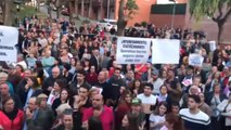 Escrache a una directora de la Generalitat en protesta por la llegada de 80 