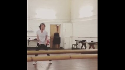 6 semaines après son opération, Mick Jagger danse devant son miroir