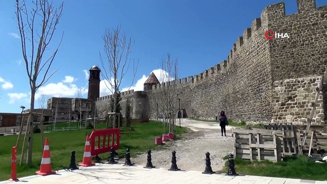 Tarihi Erzurum Kalesi Duvarlarına Yazılan Yazılar Tepki Çekiyor