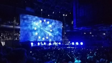 U2 interpreta 'Pride (in the name of love)' en su concierto de Madrid, sep'18.