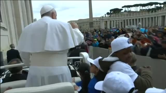 El Papa Francisco monta en el papamóvil a ocho niños refugiados