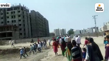 વિરોધ / રાજકોટ: શ્યામલ કુંજ વિસ્તારમાં સરકારી આવાસ યોજનાનો વિરોધ કરી મહિલાઓએ કામ બંધ કરાવ્યું