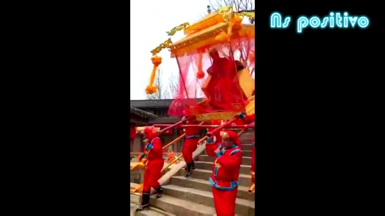 Súbditos cometen terrible blooper al pasear a soberana por las calles