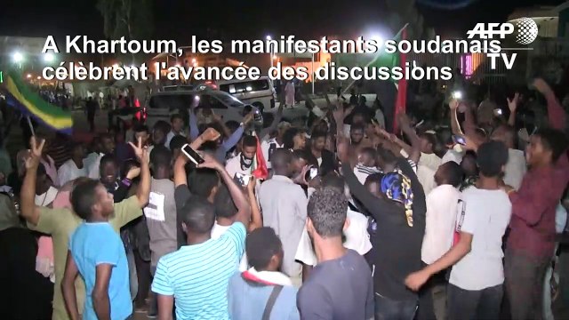 A Khartoum, les manifestants soudanais fêtent l'accord de transition politique