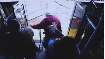 Buscan en EEUU testigos de empujón a un anciano para que cayera de un bus