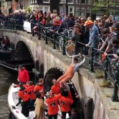 Elle se souviendra de son tour en bateau à Amsterdam... Plouf