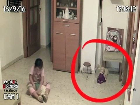 Il filme des phénomènes terrifiants dans la chambre de sa fille... Esprits et fantomes!