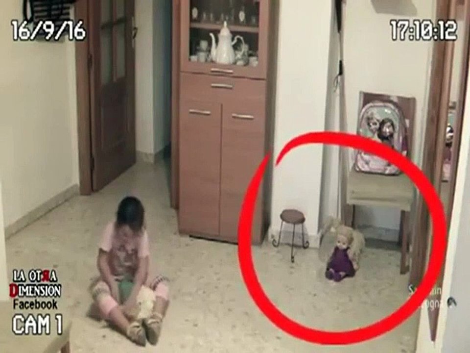 Il filme des phénomènes terrifiants dans la chambre de sa fille... Esprits et fantomes!