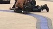 Un chien s'incruste dans un combat entre 2 hommes ivres ! Tellement drôle