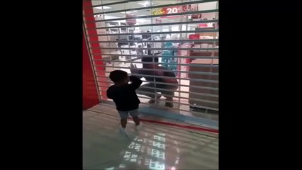 Descargar video: La blague cruelle mais tellement drôle de ce papa qui fait croire à son fils qu'il est enfermé dans le magasin