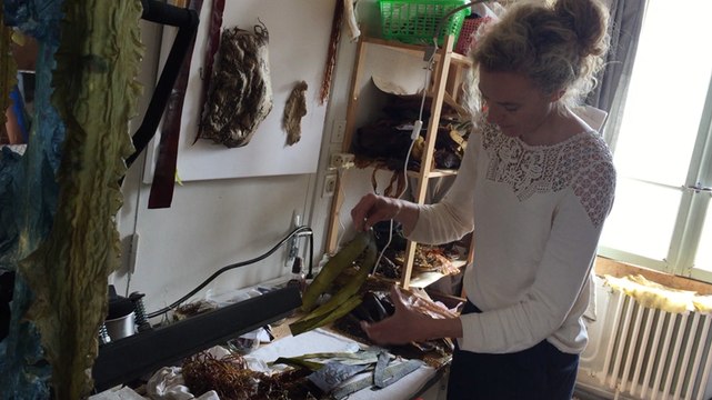 Ses créations en algue sont exposées dans les plus grands musées du monde