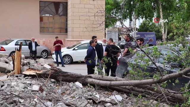 Şiddetli rüzgar ağaçları devirdi, çatıları uçurdu
