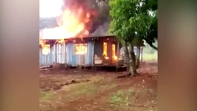 Moradora que teve casa destruída por incêndio precisa de ajuda
