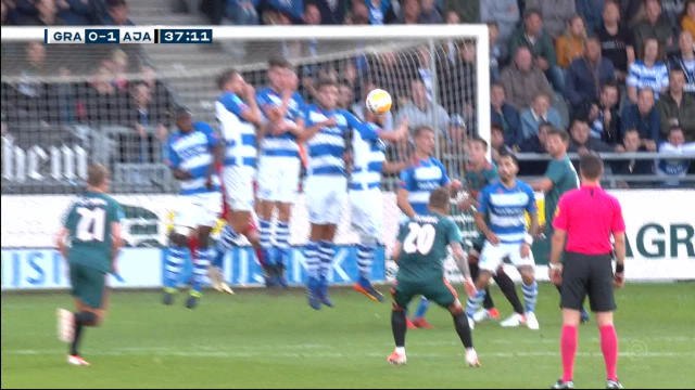 Pays-Bas - Le coup franc soyeux de Schöne a mis l'Ajax sur la voie royale