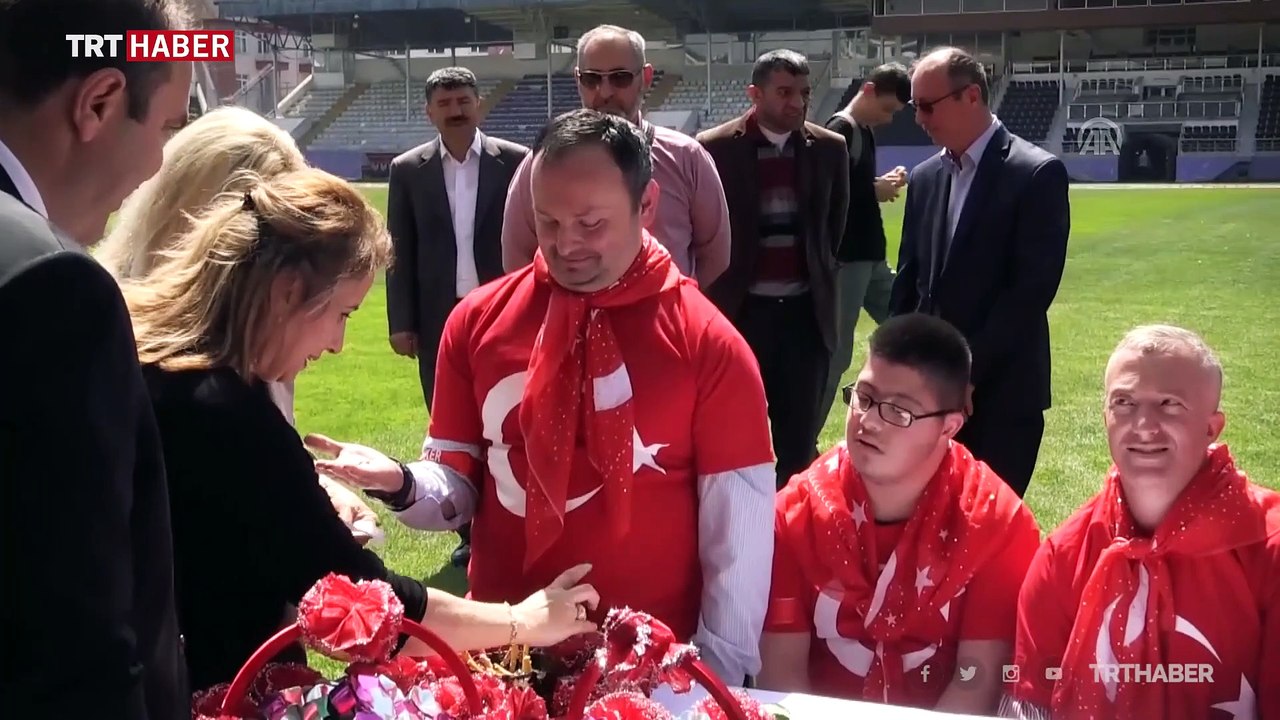 Engellilere "asker kınası"