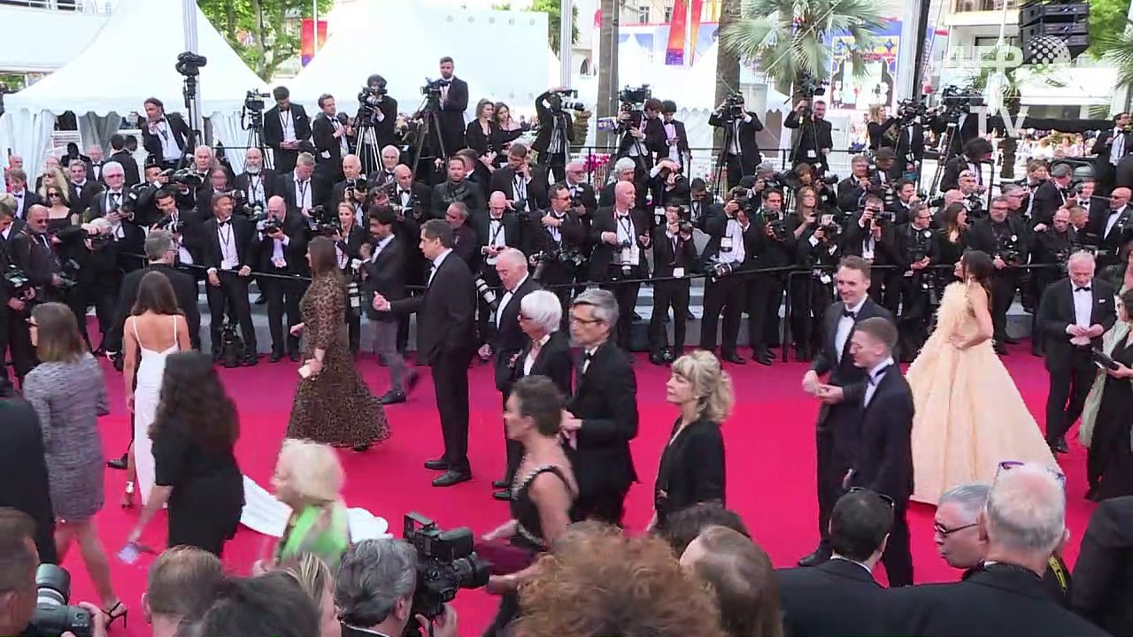 Alessandra Ambrósio brilha em Cannes