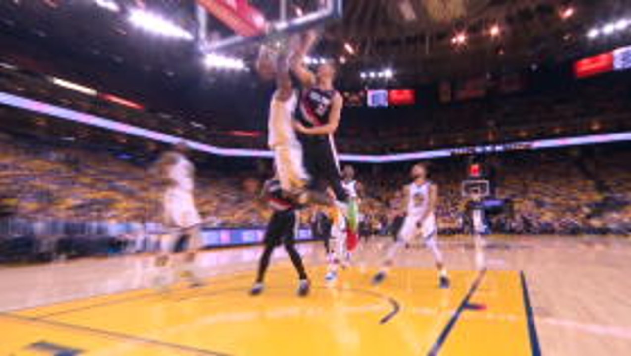 Looney combines with Curry for dunk