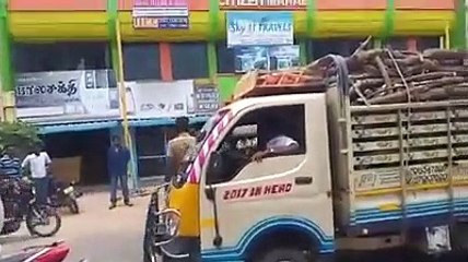 டாடா ஏசி வாகன ஓட்டுநரும் போக்குவரத்து காவல் ஆய்வாளரும் கட்டிப் புரண்டு வீதியில் சண்டை-வீடியோ